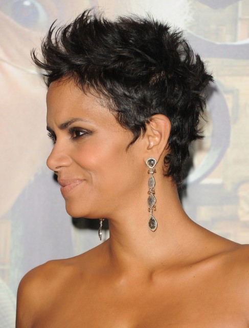 Halle Berry Black Pixie Haircuts Picture Of Halle Berry Black Cropped