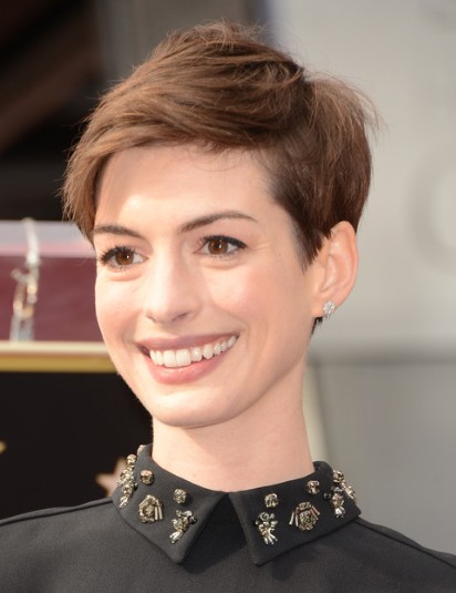 Anne Hathaway Haircuts:Brown Short Hairstyles with Side Bangs/Getty ...