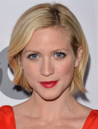Brittany Snow Haircuts: Blonde Short Bob Hairstyles/Getty Images