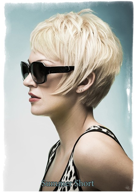 Letní účesy pro krátké vlasy, Blond vrstvený střih