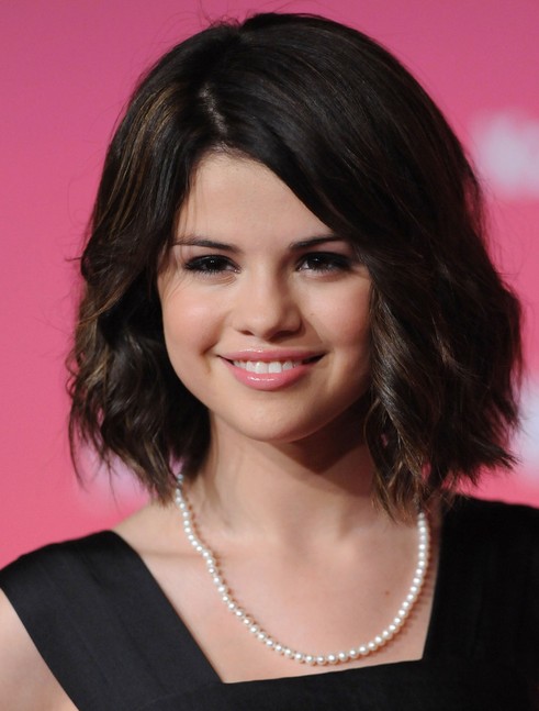 Selena Gomez Medium Length Hairstyles Cute Wavy Hairstyle