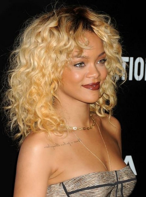 Rihanna Hairstyles: Curly Hairstyle for Everyday