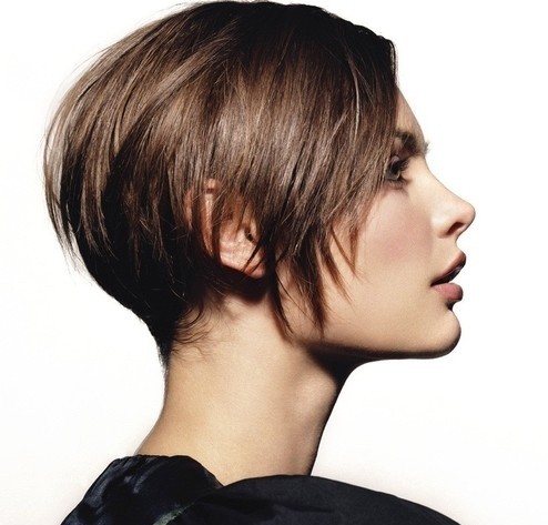 Short Hairstyles for Winter: Jagged Cut Hair / Source