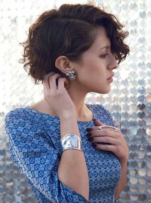 30 Short Hairstyles for Winter: Wavy Bob