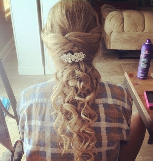 Prom Hairstyles for Long Hair: Cute Curly Hairstyle / Via