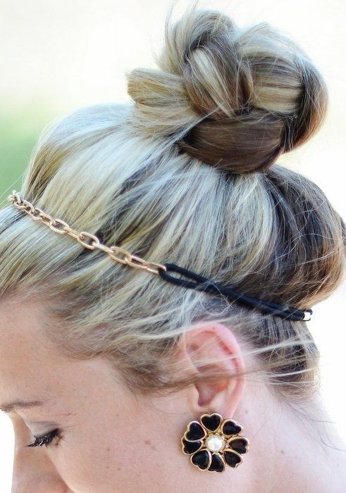 Quick but Cute Hairstyles for Work / Via