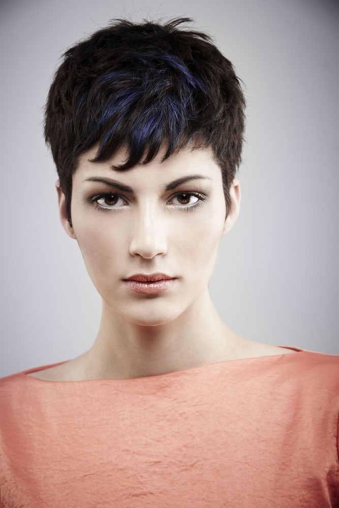 Capelli neri con riflessi blu: Tagli di capelli Pixie per viso lungo