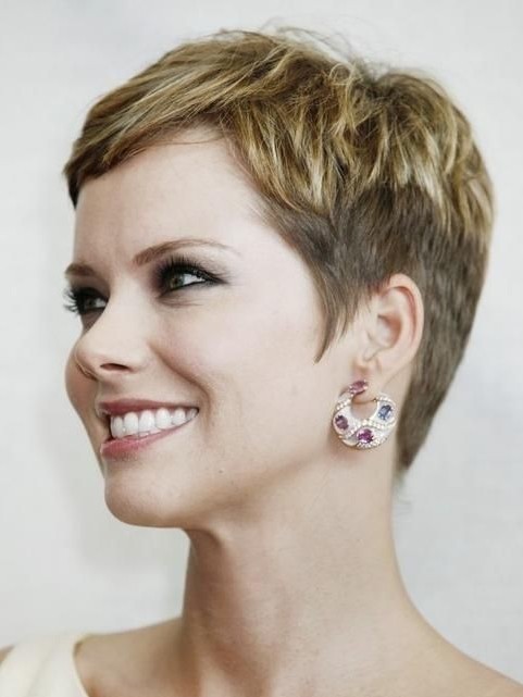 Chic Short Haircuts for Women Over 40, 50: Pixie Hairstyles / Via
