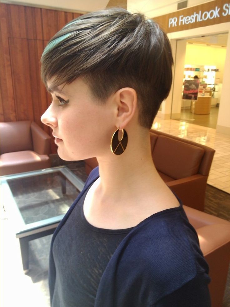 Easy Brown Pixie Haircut with Green Highlights / Via