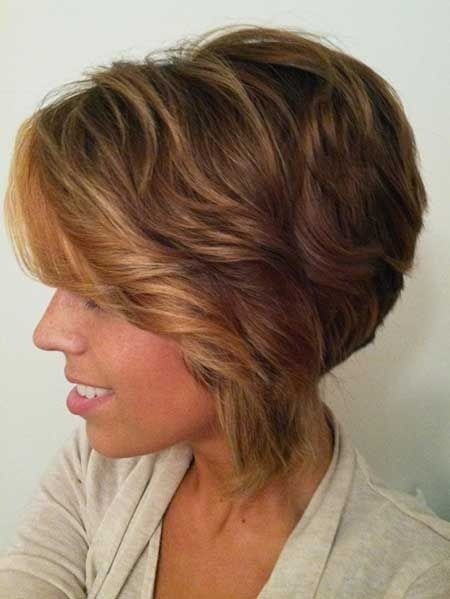 Coupe de cheveux au carré asymétrique ondulée pour visage long : Afro American Women Short Hairstyles