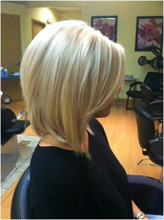 Hairdos for Short Straight Hair: Easy Haircuts / Via