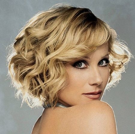 Layered Curly Hairstyles for Blonde Short Hair / Via