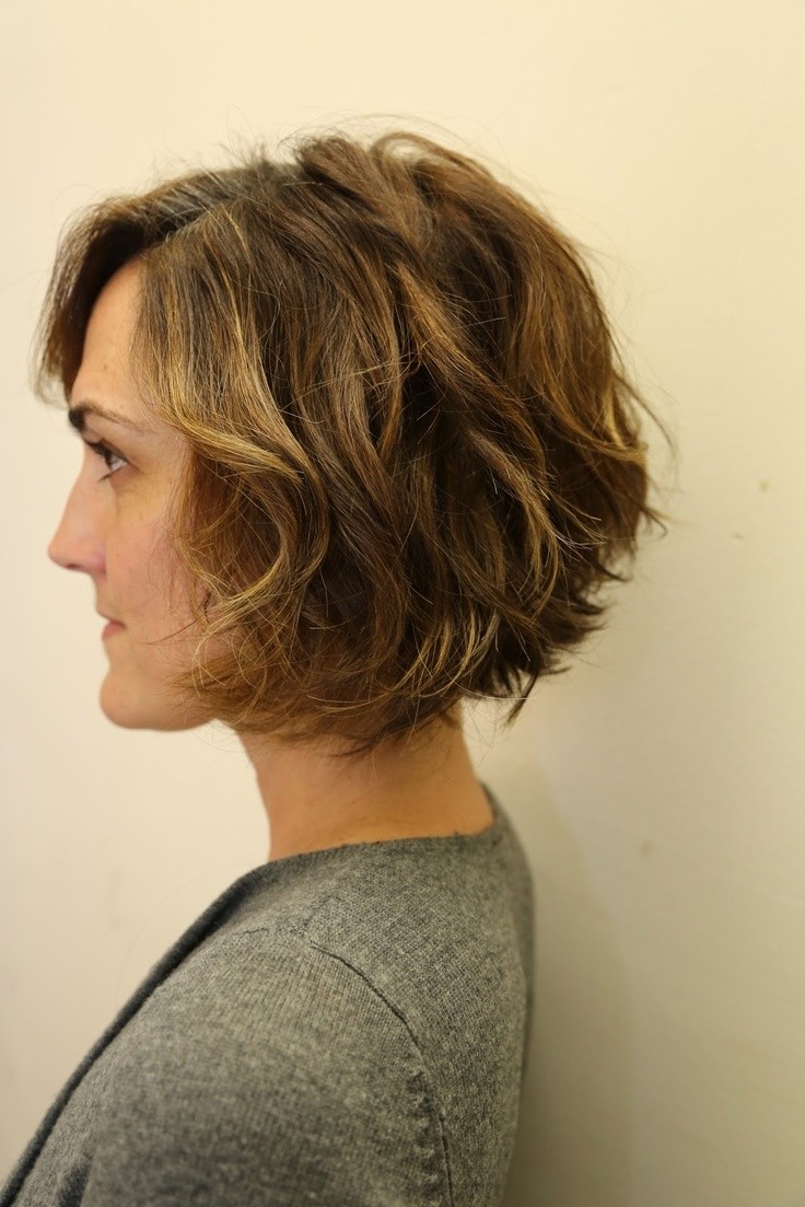 Chic Wavy Bob Haircut Side View: Best Short Hairstyles for Women / Via