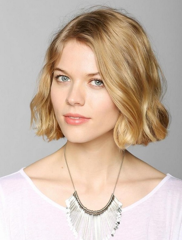 Cute Chin-Length Hairstyles for Bob: Krótkie falowane włosy