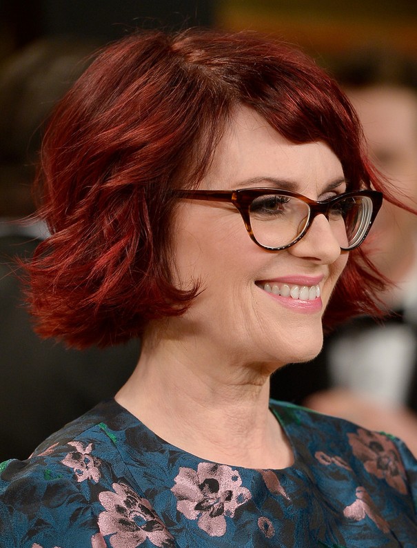 Megan Mullally Red Wavy Hair: Chic Short Hairstyles for Women Over 40 ...