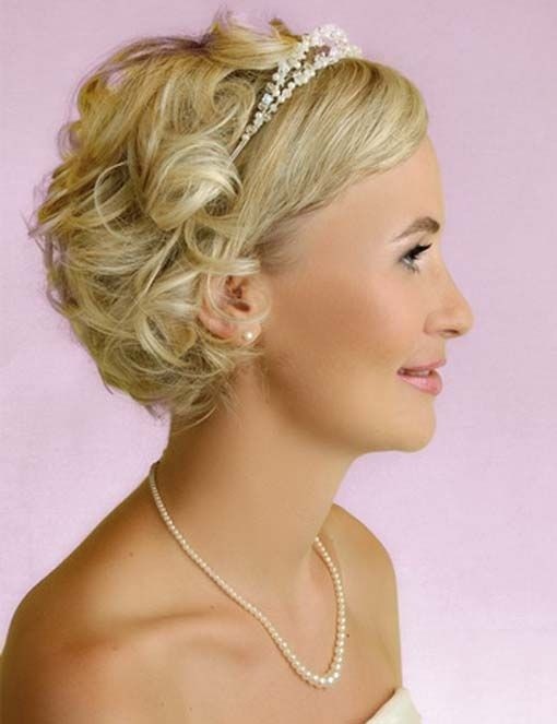 Bridesmaid Hairstyles for Short Hair: Wedding Hair Ideas / Via