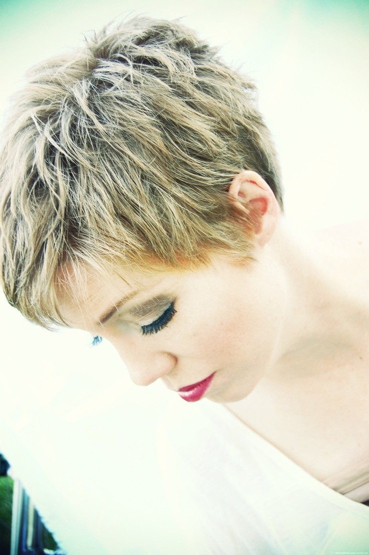 Simple Short Hairstyles: Pixie Haircut for Thick Hair / Via