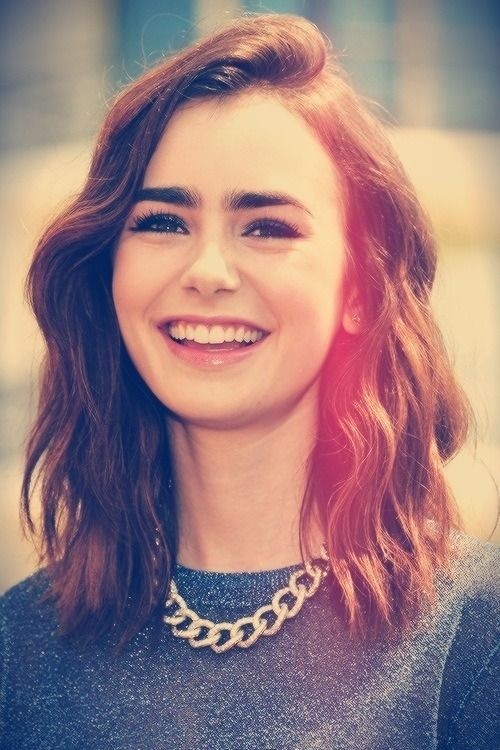 Lily Collins Medium wellenförmiges Haar