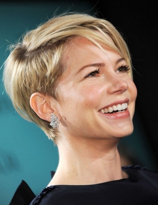 Michelle Williams Short Hair Style: Celebrity Pixie Haircuts / Via