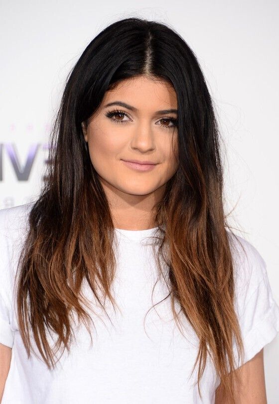 Kylie Jenner Lässiges schwarzes bis braunes Ombre-Haar für runde Gesichter - Ombre Long Hair Styles