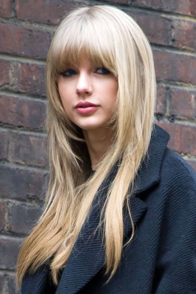 Taylor Swifts lange Frisuren mit kurzen Pony