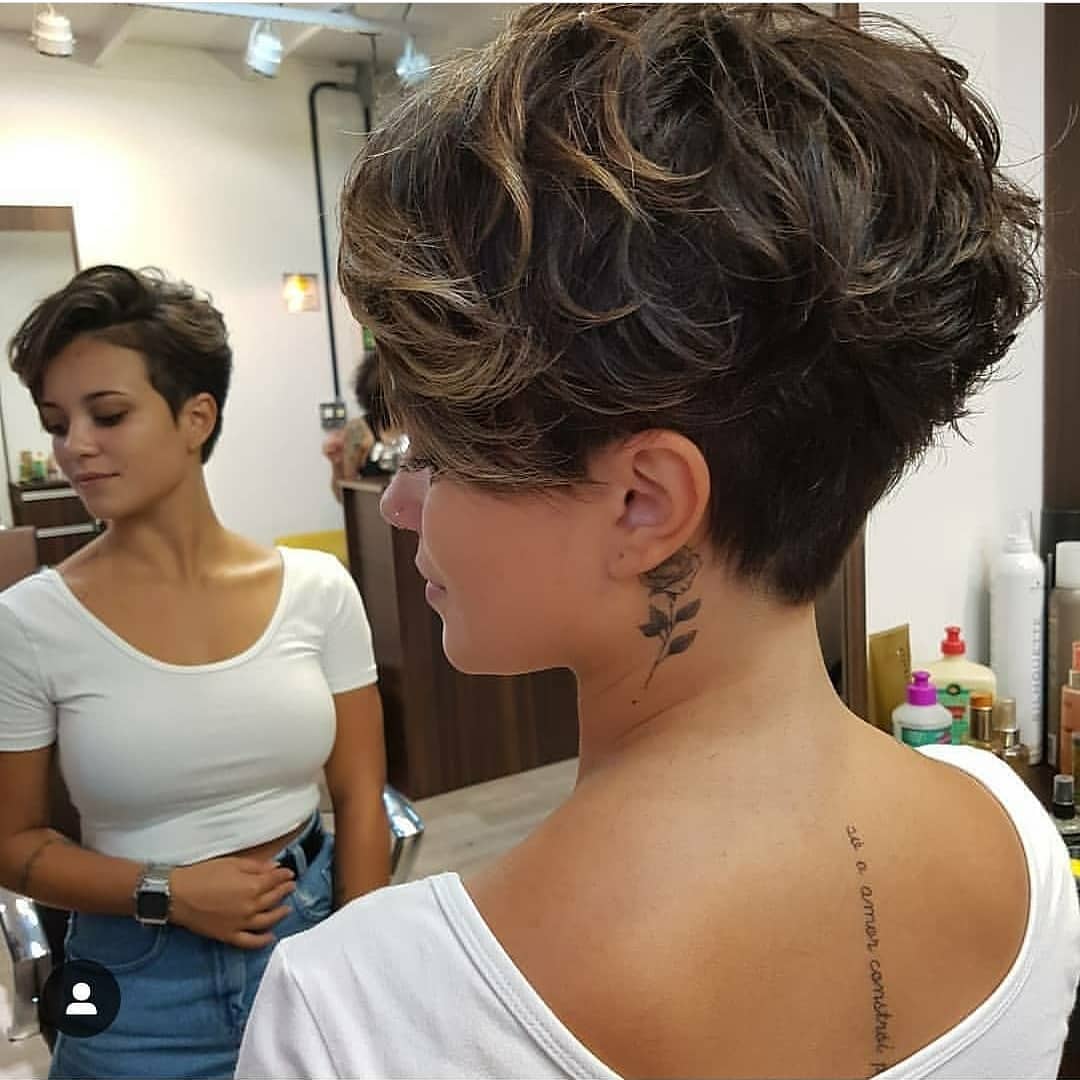 21 Best hairstyles for short hair female for Round Face