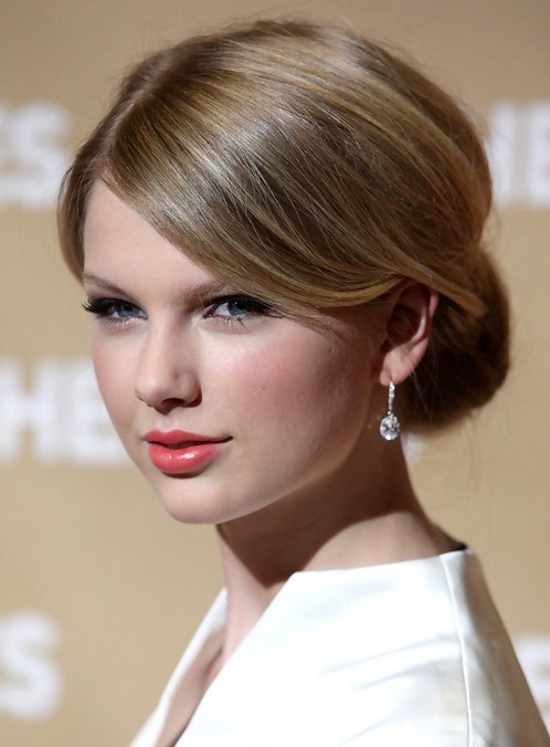Taylor Swift Hairstyles: Elegant Bun Updos