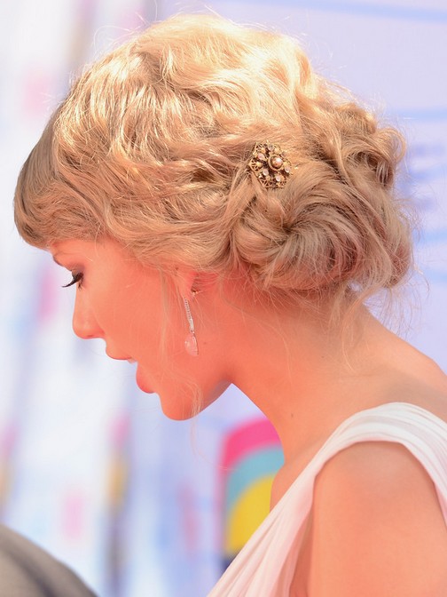 Taylor Swift Hairstyles: Retro Bun Updo
