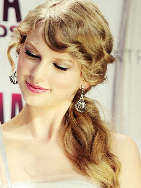 Taylor Swift Long Hairstyles: Side Ponytail Hairstyle