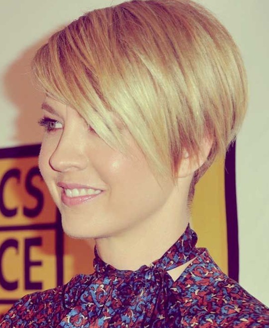 15 Chic Short Haircuts: Perfectly Short Hairstyle with Side Bangs
