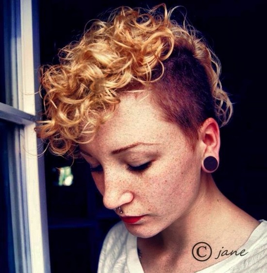 30 Chic Pixie Haircuts: Blonde Curly Hair