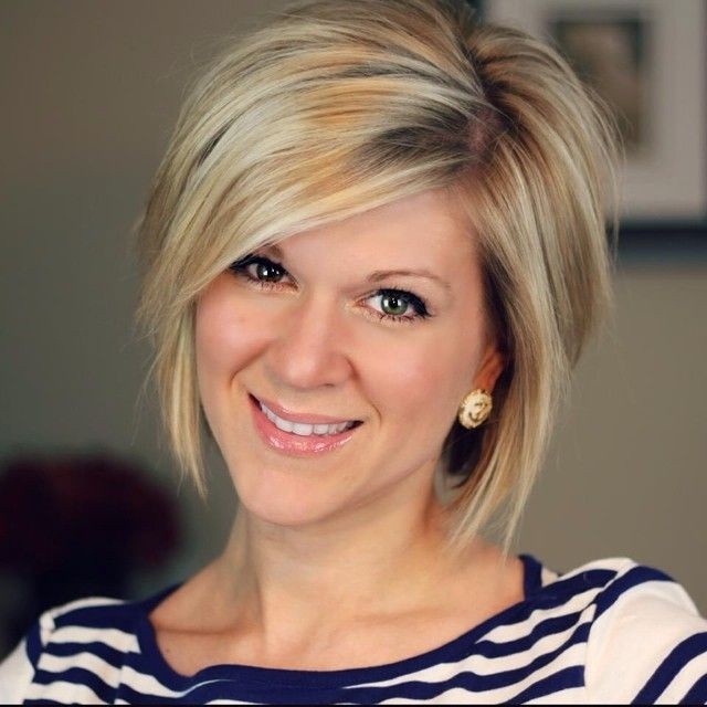 Simple Short Hairstyles for Women: Chic Straight Bob with Side Bangs