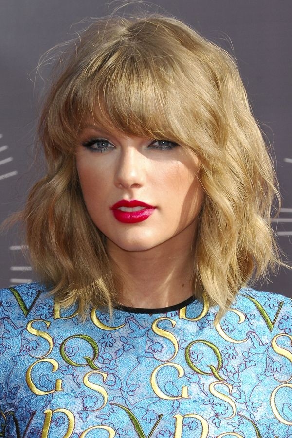 Taylor Swift Medium Hairstyle for Wavy Hair - Medium Length Haircuts 