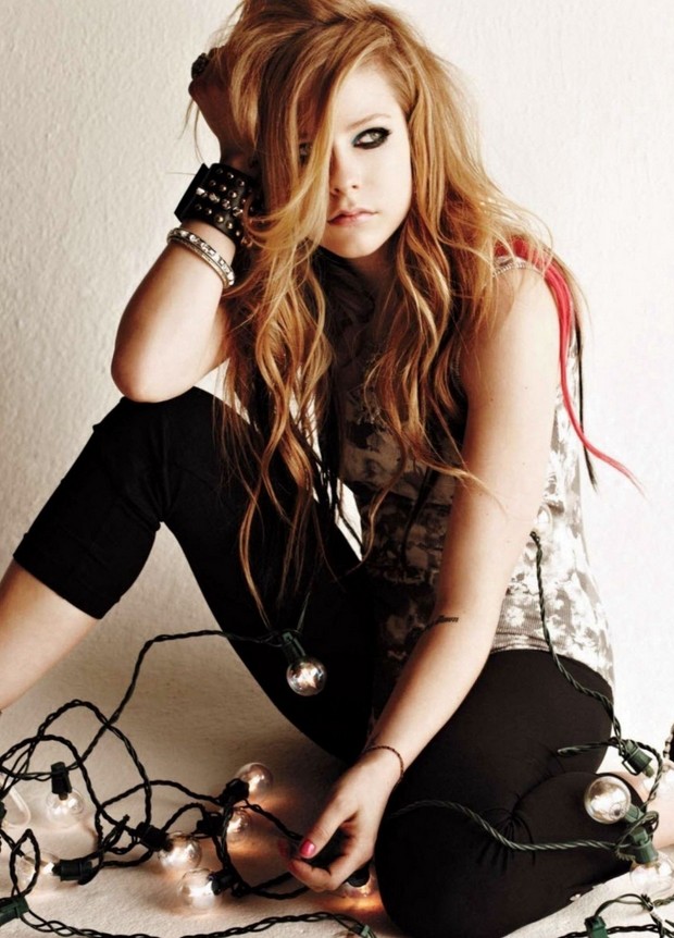Avril Lavigne Long Hairstyle: voluminous hair, punk bracelets & dark eyes