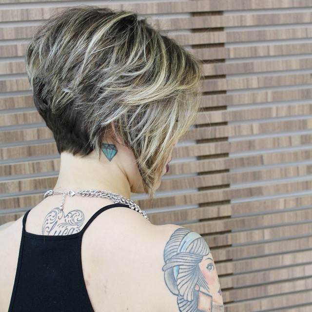 layered messy inverted bob cut for short hair